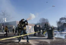 Χάος στη Μινεάπολη: Ομοσπονδιακοί πυροβολούν 37χρονο – Νέες διαδηλώσεις και οργή