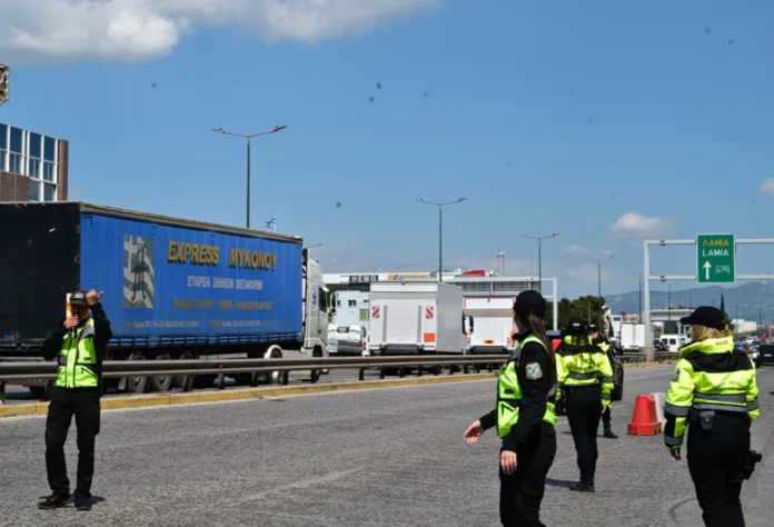 Έλεγχος αλκοτέστ από αστυνομικό σε οδηγό