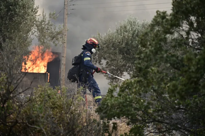 Πυροσβεστική σε δράση κατάσβεσης πυρκαγιάς