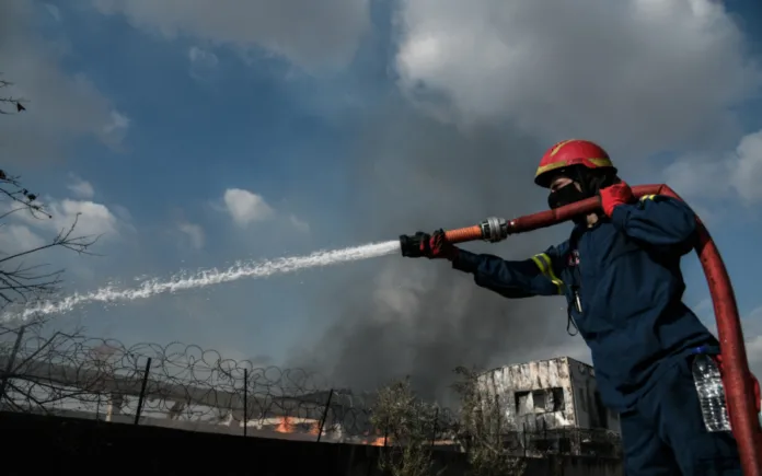 Πυροσβεστική επιχειρεί σε αγροτοδασική φωτιά