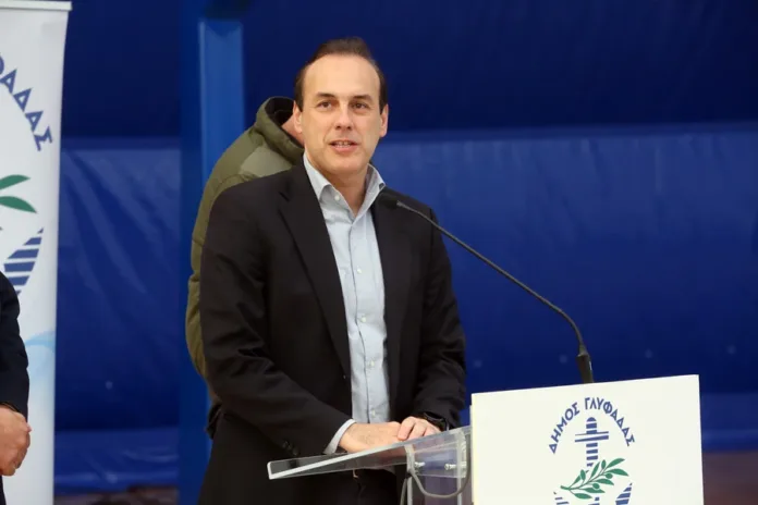 Προαύλιο γυμνασίου στη Γλυφάδα με μαθητές
