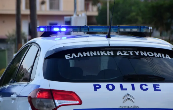Αστυνομικοί κατά τη διάρκεια επιχείρησης στη Φυλή