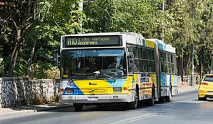 Λεωφορείο γραμμής Α10 σε δρόμο με έργα