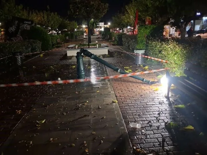 Ζημιές στην πλατεία Λαυρίου μετά από έντονο καιρικό φαινόμενο