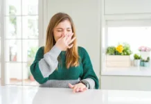 Δυσοσμία σε μπάνιο και κουζίνα: Τι μπορεί να κρύβεται πίσω από το πρόβλημα και πότε χρειάζεται υδραυλικός