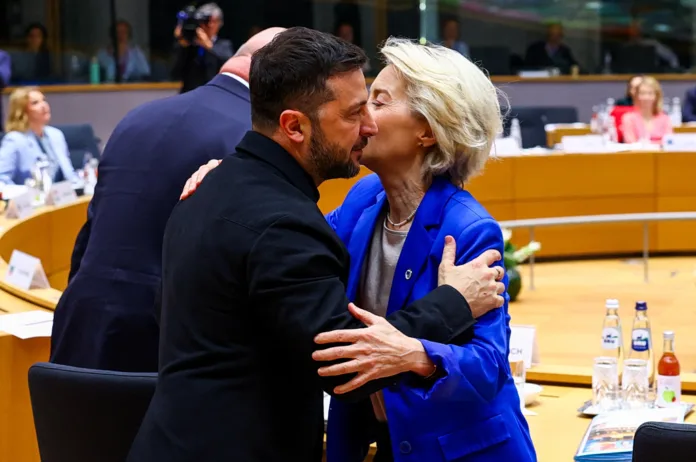 Ούρσουλα φον ντερ Λάιεν και Βολοντίμιρ Ζελένσκι σε τηλεφωνική επικοινωνία